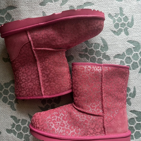 UGG Classic Short Boot Glitter Leopard Wild Berry Womens size 6 - Picture 1 of 16
